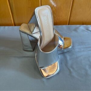 Shoedazzle Madelyn Block Heeled Sandals in Bright Silver Sz 6.5